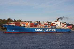 Containerfrachtschiff COSCO ANTWERP (IMO 9246396); Eigner/Betreiber: Cosco; Datum: 13.10.2025; Aufnahmeort: Elbe/Hafen Hamburg, Deutschland.