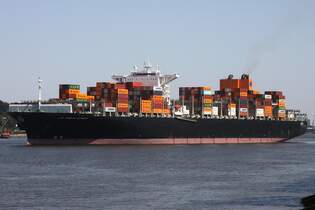 Containerfrachtschiff LOS ANGELES EXPRESS (IMO 9665633); Datum: 13.08.2025; Aufnahmeort: Elbe/Hafen Hamburg, Deutschland.