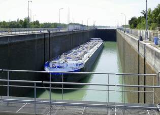 TMS Emma, ENI 06004166, wird an der Staustufe Marckolsheim/Elsa rheinabwrts geschleust, Juni 2025