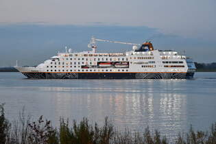 MV HAMBURG , Kreuzfahrtschiff , IMO 9138329 , Baujahr 1997 ,  144 x 22 m , Lhe - Deich , 22.10.2025 