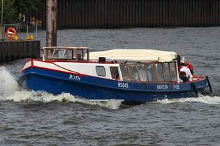 Hafenbarkasse  RUTH (ENI 05107350); Eigner/Betreiber: Kapitn Prsse; Datum: 09.08.2025; Aufnahmeort: Elbe/Hafen Hamburg, Deutschland.