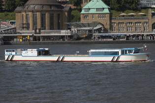 Hafenbarkasse  KLEIN FRITZCHEN (ENI 04812340); Eigner/Betreiber: Reederei Abicht; Datum: 11.08.2025; Aufnahmeort: Elbe/Hafen Hamburg, Deutschland.