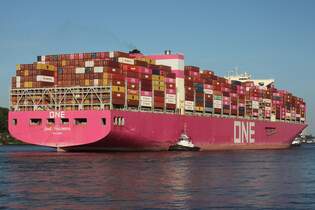 Containerfrachtschiff ONE TRIUMPH (IMO 9769271); Eigner/Betreiber: ONE; Datum: 19.09.2025; Aufnahmeort: Elbe/Hafen Hamburg, Deutschland.