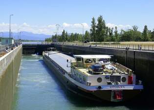 GMS Sylvana, ENI 02328416, wird an der Staustufe Vogelgrn/Elsa rheinaufwrts geschleust, Juni 2025