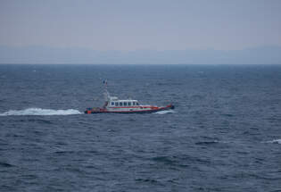 Port Tender LIBERTAS (IMO -) bei Nieselregen vor Rgen.
