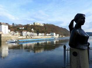 Mirela; GMS09423001(105x9,5mtr.; 1751Tonnen; 750PS; Bj1955)Donauaufwärts bei Passau im Bereich der Inn-,Ilzmündung; 221204