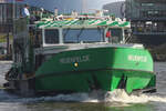 Hadag-Hafenfähre NEUENFELDE (H6027) vor den St.-Pauli Landungsbrücken auf der Elbe (Hamburger Hafen) am 20.05.2025.