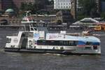 Hadag Hafenfhre FINKENWERDER; Eigner/Betreiber: Hadag; Aufnahmeort: Elbe/Hafen Hamburg, Deutschland; Datum: 13.06.2025; Info: (ENNI 04814590) (H-6090) Das Bild zeigt die FINKENWERDER vor den