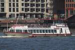 Fahrgastschiff COMMODORE; Eigner/Betreiber: Barkassenmeyer; Aufnahmeort: Elbe/Hafen Hamburg, Deutschland; Datum: 30.06.2025; Info: (ENI 05113570) La 35,0 m, B 8,2 m, Tg 1,3 m / 2 MAN-Diesel,