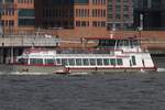 Fahrgastschiff COMMODORE; Eigner/Betreiber: Barkassenmeyer; Aufnahmeort: Elbe/Hafen Hamburg, Deutschland; Datum: 11.06.2025; Info: (ENI 05113570) La 35,0 m, B 8,2 m, Tg 1,3 m / 2 MAN-Diesel,