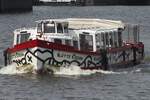 LÜTTE DEERN (ENI 05103260) Kunstschiff, am 03.06.2025, Hamburg, Elbe / Ex-Name: CLARA / Rundfahrt-Barkasse / Maße nach Umbau 2014 nicht bekannt / 1 Diesel, 124 kW (168 PS) / zugel. 85 Fahrgäste / gebaut 1930 bei Poew & Ridder, Hamburg  ...