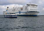 TT-Line Fhre Tinkerbell auf dem Seeweg von Travemnde nach Trelleborg via Rostock beim Einlaufen am 17.10.2025 in Warnemnde.neben an fuhr das Fahrgastschiff Mecklenburg mit.