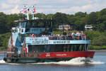 OORTKATEN (1) (ENI 04807610) am 10.06.2015, Hamburg, Elbe (Höhe Finkenwerder),  / mit Musical-Werbung „Wunder von Bern / HADAG / Lüa 29,85 m, B 8,13 m, Tg 1,7 m / 2 Diesel, 900 PS, 2 Ruder-Propeller, 12 kn, 1 Querstrahlruder / 250 Pas ...