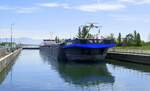 GMS Basilea, wird in der Schleuse Vogelgrn/Elsa rheinabwrts geschleust, April 2024