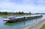 GMS Stadt Nrnberg, rheinaufwrts, in Wartestellung vor der Schleuse Vogelgrn/Elsa, L=105m, Tonnage 2225t, 1300 PS, Baujahr 1974, gemeldet in Regensburg/D, Mai 2025
