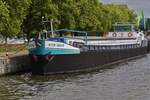 Gtermotorschiffe VITA-NOVA, ENI 06002891; L 55 m; B 6,50 m; t 645; macht eine Pause am Ufer des Albert Kanals.