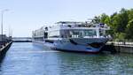 KFGS A-Rosa Clea, wird in der Schleuse Marckolsheim/Elsa rheinabwrts geschleust, April 2025