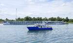 KFGS Scenic Pearl, ENI 65000002, rheinabwrts nach Breisach, davor das Polizeiboot der WSP Breisach, Mai 2025