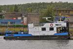 Schubboot LI TORE, ENI 06001929, Gemeldet in Lttich, schiebt einen mit Sand beladenen Leichter an den Kai einer Verladestation auf dem Albertkanal.