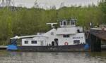 Schubboot MOVER 4; 023 28 956; L 19,95 m; B 6,55m; von Linax Shipping; mit einem Leichter gesehen am Ufer des Albertkanals an eine Verladestation.
