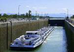 TMS Bohemia, wird in der Schleuse Vogelgrn/Elsa rheinaufwrts geschleust, Juni 2025