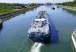 TMS Dintel, verlt die Schleuse Vogelgrn rheinabwrts, April 2025