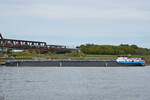 Das Tankmotorschiff MARGRET DEYMANN (ENI: 02327182) ist hier auf dem Rhein bei Duisburg-Wanheimerort zu sehen.