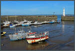 Es ist Ebbe - die Fischer- und Freizeitboote im Hafen Newhaven in Edinburgh liegen am 15.05.2025 auf dem Trockenen.