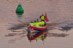 Eine Mannschaft beim Rudertraining im Ruderboot WITTE REIGER, auf der Maas in Maastricht, im letzten Abendlicht.