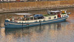 Hausboot LIBRIA,ENI 03280138, L 28 m; B 5 m, fhrt zu Tal auf der MAAS durch Maastricht.