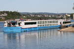 Das Kabinen-Fahrgastschiff JOHANN STRAUSS (ENI02327687) lag am 30.04.2025 am Rheinufer in Andernach.