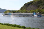 Kabinenfahrgastschiff VIVA MOMENTS von Scylla Tours AG, gemeldet in Basel/CH, ENI 07002085, Bj  2017, fhrt am 30.04.2025 rheinabwrts an Andernach vorbei.