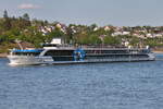 Kabinenfahrgastschiff VIVA MOMENTS von Scylla Tours AG, gemeldet in Basel/CH, ENI 07002085, Bj  2017, fhrt am 30.04.2025 rheinabwrts an Andernach vorbei.