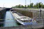 GMS Avila, wird in der Schleuse Fessenheim rheinabwrts geschleust, Mai 2025