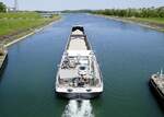GMS Avila, verlt die Schleuse Fessenheim/Elsa rheinabwrts, Mai 2025