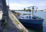 GMS Laguz, ankert im Rheinhafen Breisach, L=110m, Tonnage 2249t, 1521 PS, Baujahr 2000, gemeldet in Gent/B, Mai 2025