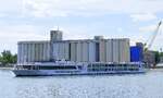 KFGS Scenic Pearl, beim Wendemanver am Rheinhafen Breisach, im Hintergrund die Siloanlagen des Hafens Neubreisach (Neuf-Brisach) im Elsa, Mai 2025