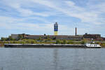 Das Tankmotorschiff MOINOS (ENI: 04803510) fhrt rheinaufwrts, so gesehen Ende September 2025 in Duisburg.