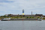 Das Gtermotorschiff NORDERSTEDT (ENI: 04010400) passiert den Rhein bei Duisburg.