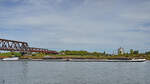 Der aus RHENUS THIONVILLE I & II (ENI: 02332593 & 02332594) bestehende Koppelverband ist auf dem Rhein unterwegs.