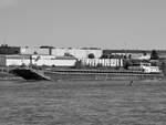 Das Frachtschiff HELENA-ADRIAN (ENI: 02104585) befhrt den Rhein bei Duisburg.