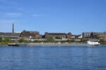 Das Tankmotorschiff VIA VAI (ENI: 02327564) fhrt den Rhein hinab.