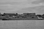 Das Tankmotorschiff MARGRET DEYMANN (ENI: 02327182) ist hier auf dem Rhein bei Duisburg-Wanheimerort zu sehen.