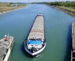 GMS Katja, ENI 02319922, rheinaufw�rts bei der Einfahrt in die Schleuse Fessenheim/Elsa�, Aug.2025