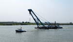 Das Schubboot  LUCIA  (ENI 02322715 , 23 x 5,96m) schob am 14.08.2025 einen Kran-Ponton auf dem Nieuwe Merwede zu Berg.
