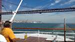 Auf dem Tejo unter der Hngebrcke Ponte 25 de Abril, bei der Einfahrt nach Lissabon am 05.10.2016.