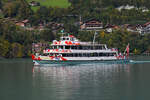 Motorschiff Jungfrau mit Baujahr 1954 fhrt am 11.10.2024 zur Schiffsstation bei Bnigen.