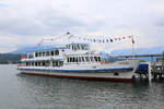 Das Fahrgastschiff WEGGIS liegt hier am 20.5.2025 abfahrbereit am Steg in Luzern am Vierwaldsttter See.