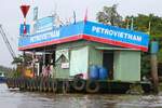 Schwimmende TANKSTELLE  (namenlos); Eigner/Betreiber: privat/Petrovietnam; Aufnahmeort: nahe My Tho, Mekong (Mekongdelta), Vietnam; Datum: 07.11.2011.