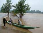 Typisches Flussboot (namenlos); Eigner/Betreiber: privat/unbekannt; Aufnahmeort: Mekong (Flussinsel Don Khon), Laos; Datum: 08.10.2009.